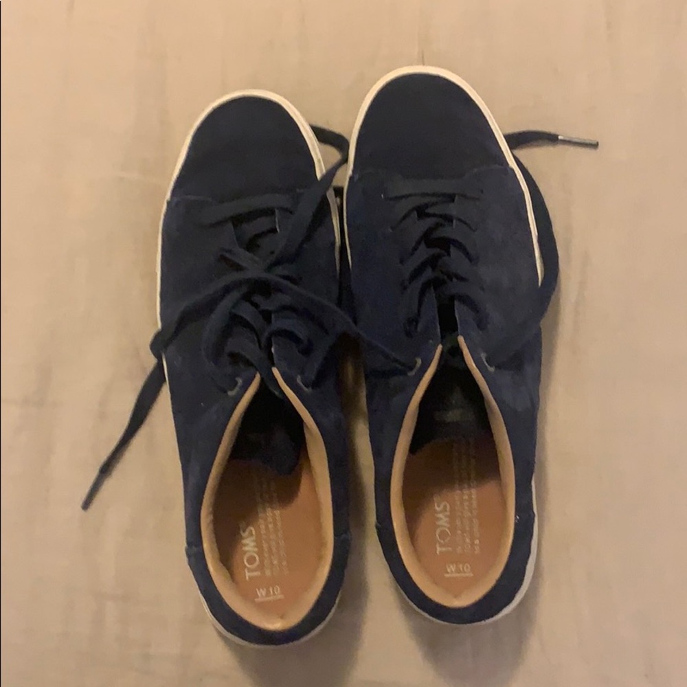 Tom’s Navy tennies, 10